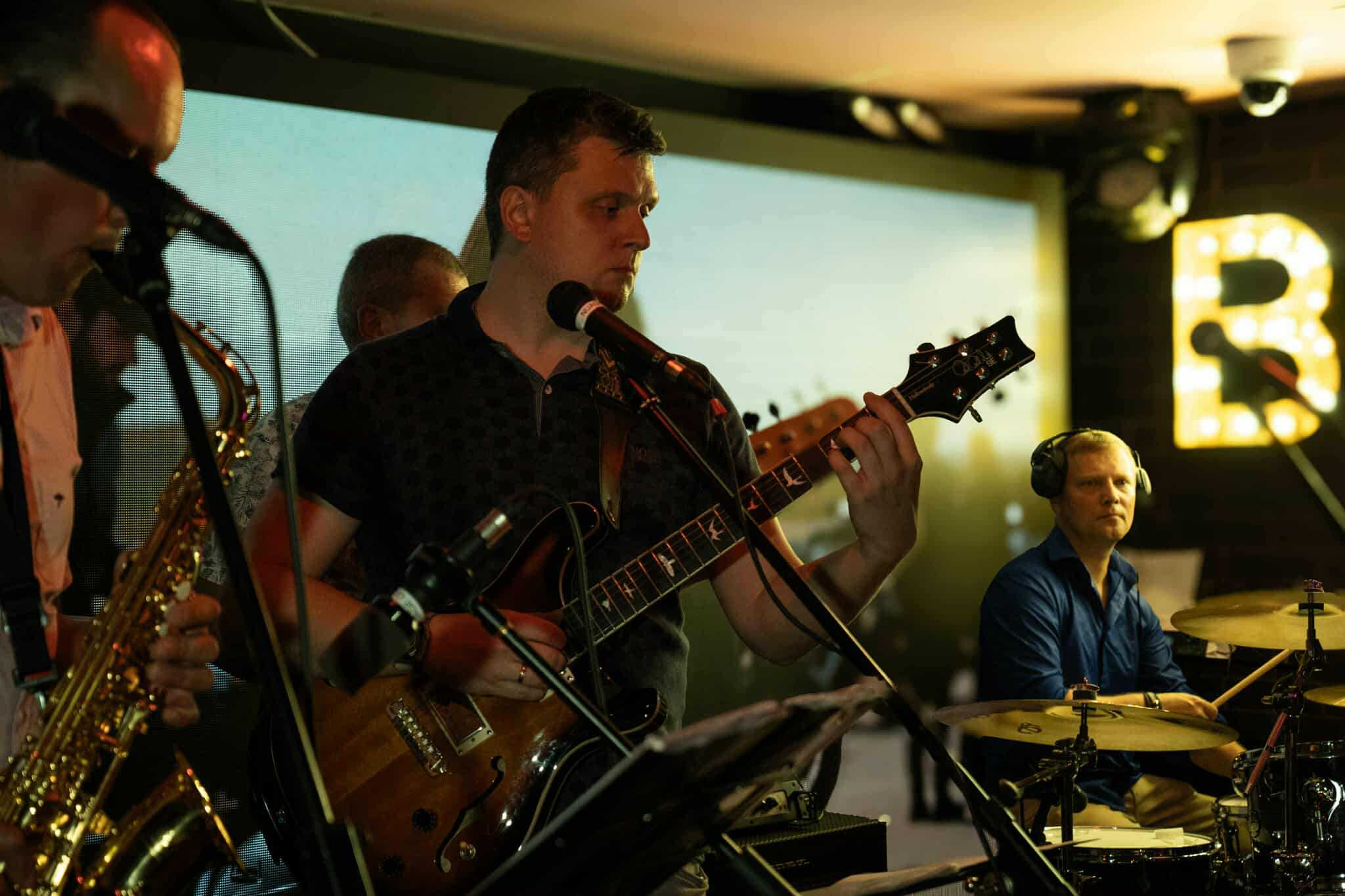 Dmitri Beltjukov — guitar, After 5 Duo